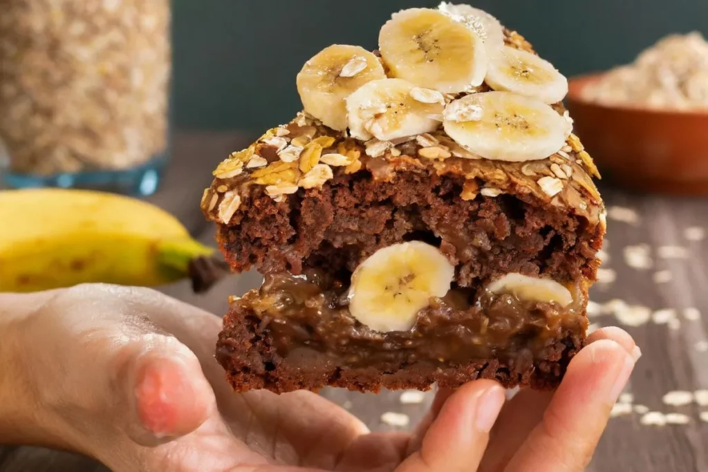 Delicioso brownie de banana com aveia e recheio.