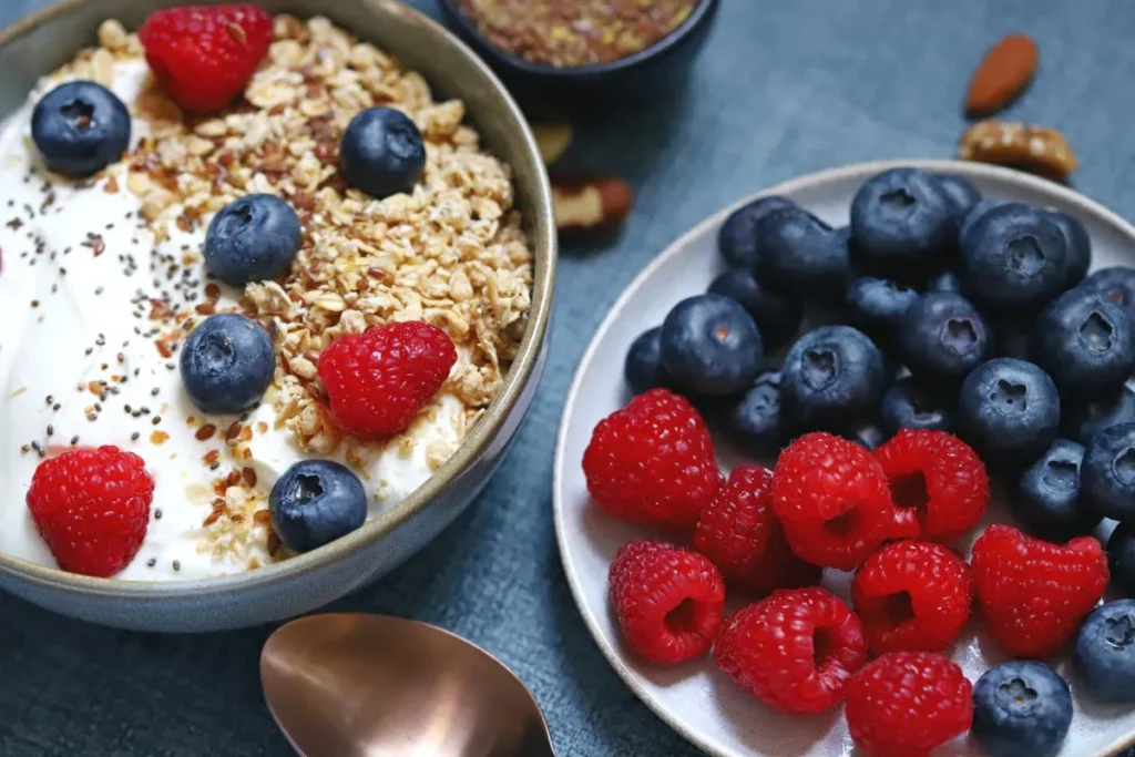 Iogurte com aveira cereja e uva.