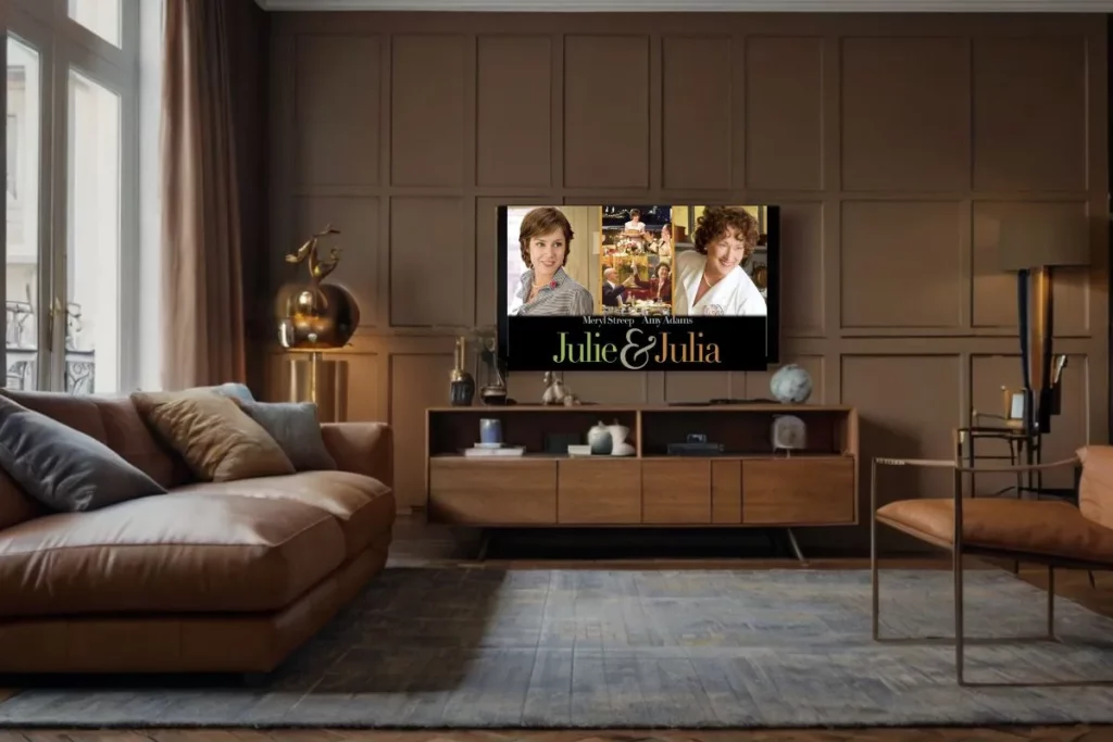 Sala de jantar com tv e filme Julie e Julia.